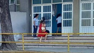 Olar de calor. Una personas ingresa a la Escuela Monti con un ventilador&nbsp;