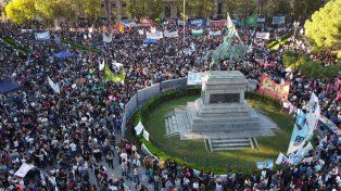 Plaza San Martín desbordó de gente y de consignas en la previa de la marcha rosarina