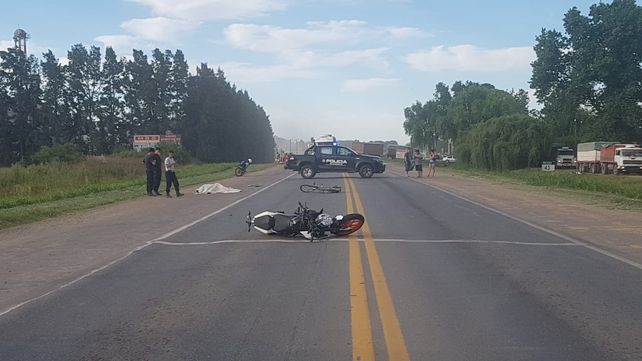 Tras la colisión. Los vehículos quedaron tirados sobre la calzada.