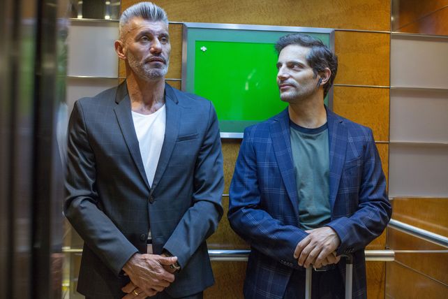Furriel y Sergio Goycochea en una escena de “Robo Mundial”. La serie cuenta con muchos cameos de famosos.