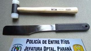 Se defendió con un cuchillo del golpe de su pareja con un martillo