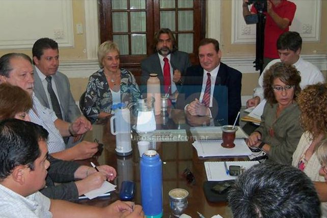 Convocan de urgencia a los gremios docentes a una reuni&oacute;n paritaria