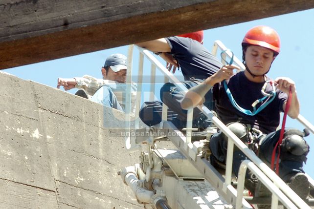Auxiliaron a un joven que reclamaba por una vivienda en el puente Carretero