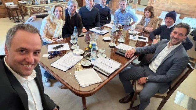 Menem y Caputo se mostraron juntos en la mesa política tras el pico de tensión y la intermediación de Milei
