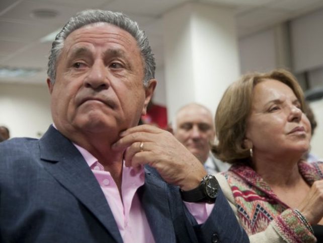 Duhalde habló (poco) pero no aclaró por qué fue vacunado con su familia