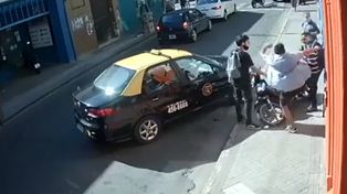 Robo. Los ladrones quisieron escapar en contramano por Mitre y chocaron contra un taxi. (Imagen de video)