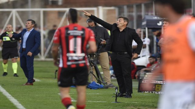 Para allá. El entrenador rojinegro señala para darle una indicación al equipo. Newells logró una gran victoria en un reducto complicado como Paraná.