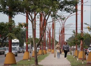 Un nuevo sendero peatonal recorre avenida Peñaloza