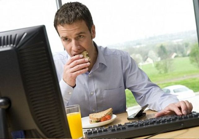 Comer en el escritorio de trabajo genera problemas de salud