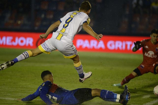 Ruben tuvo la única chance más o menos clara del canalla en el partido. Remató afuera.
