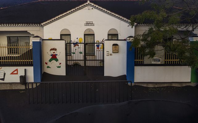 La entrada de una escuela está cubierta con ceniza por la erupción del volcán Cumbre Vieja
