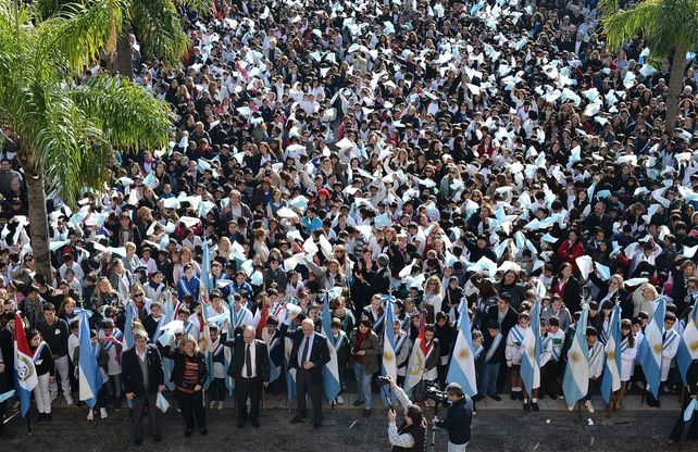 Los chicos de 4° grado prometieron lealtad a la bandera en la Plaza de Mayo