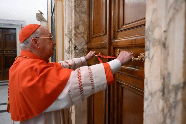 Tras el rito de constatación de su muerte, sellaron la habitación de Francisco