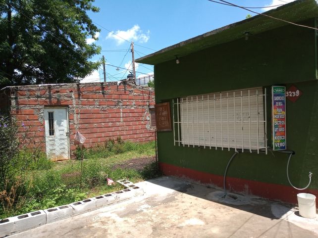 Objetivo errado. En Lima al 3200 una mujer fue baleada en un quiosco y el blanco era la casa contigua en la que hasta hace 3 años vivieron familiares del matador de Javier Ojeda.
