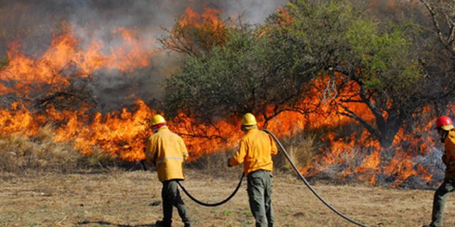 Lograron contener los incendios en C&oacute;rdoba y los evacuados vuelven a sus hogares