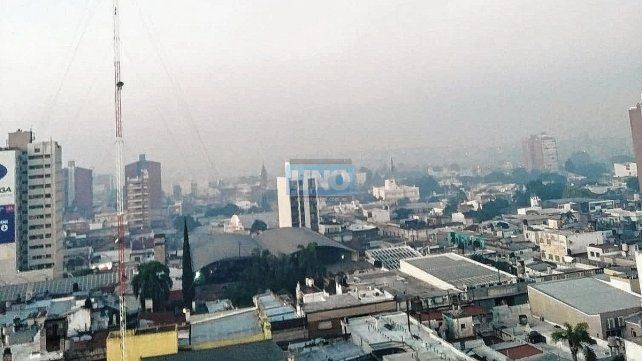 Paraná amaneció cubierta de humo proveniente del volcadero