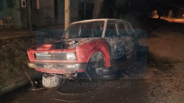Desde una motocicleta arrojaron una bomba molotov