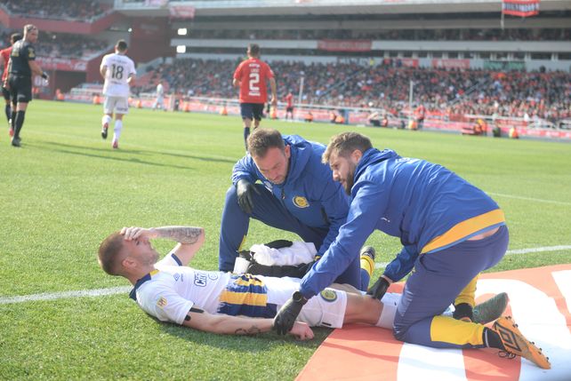 Agustín Módica y los gestos de dolor en cancha de Independiente. Volvió recién este año.