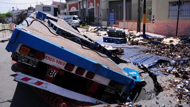 Increíble: el asfalto se tragó un camión con mil cajones de cerveza