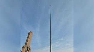 Tras ocho meses de ausencia, vuelve la bandera al mástil mayor del Monumento