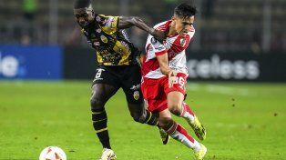 Julián Figueroa, de Deportivo Táchira, forcejea con Pablo Solari, de River.