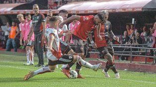 Colón aguantó con 10 un caliente partido ante River y sumó un valioso empate en su lucha por la permanencia