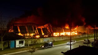 Combaten un incendio de grandes proporciones en el Parque Industrial de Bernal