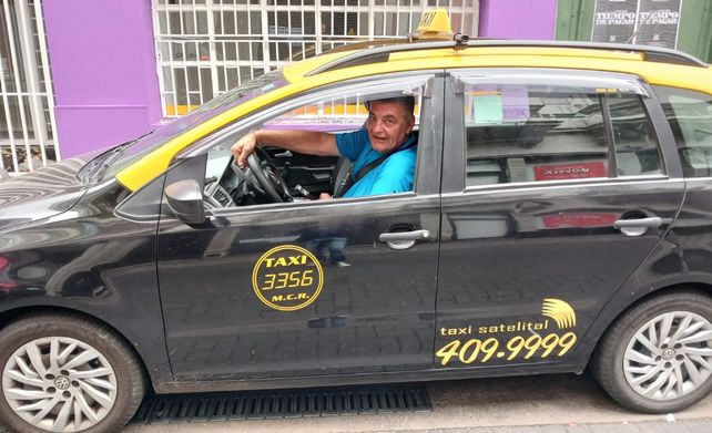 Claudio Martín transita la vida conduciendo un taxi