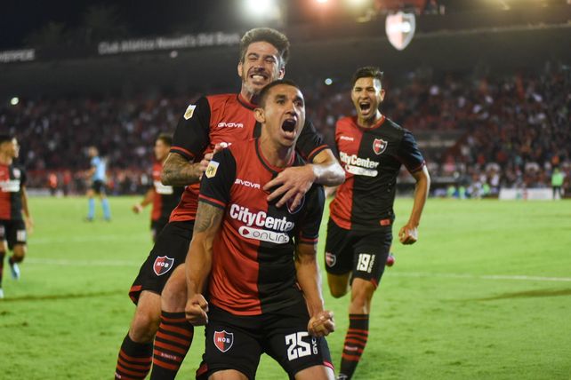 El paraguayo Velázquez celebra su gol ante Banfield