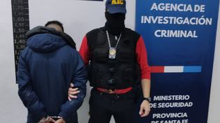 Randy en manos de un agente de la AIC. Fue detenido el jueves por la noche en en inmediaciones de Melián y Khantuta, en barrio 17 de Agosto.