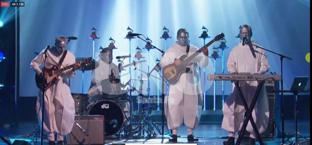 Sig Ragga interpretó Antonia en la apertura de los Grammy Latinos