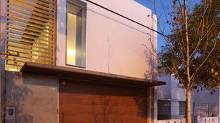 Casa Francia. La sorprendente vivienda se erige en la ochava noreste de avenida Francia y Ocampo.