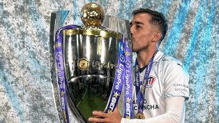 Lisandro Alzugaray con la copa.