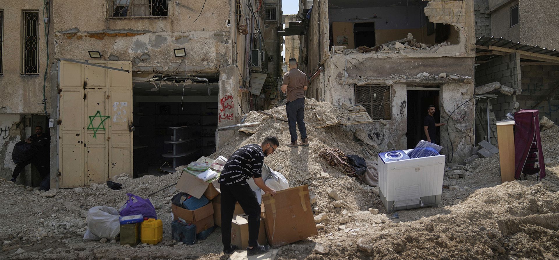 Residentes del campamento de refugiados de Tulkarem, ahora evacuado, regresan a recoger sus pertenencias antes de la destrucción de sus hogares, mientras las fuerzas israelíes se preparan para llevar a cabo la demolición de 116 viviendas en los dos campamentos, en Cisjordania ocupada por Israel, el viernes 2 de mayo de 2025. (Foto AP/Nasser Nasser) Residentes del campamento de refugiados de Tulkarem, ahora evacuado, regresan a recoger sus pertenencias antes de la destrucción de sus hogares, mientras las fuerzas israelíes se preparan para llevar a cabo la demolición de 116 viviendas en los dos campamentos, en Cisjordania ocupada por Israel, el viernes 2 de mayo de 2025. (Foto AP/Nasser Nasser)