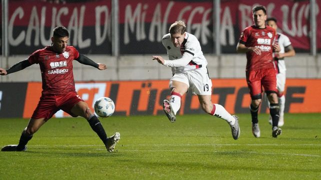 Mitjevic le pega de afuera del área y pasará cerca en una de las más peligrosas de Newells en el primer tiempo.