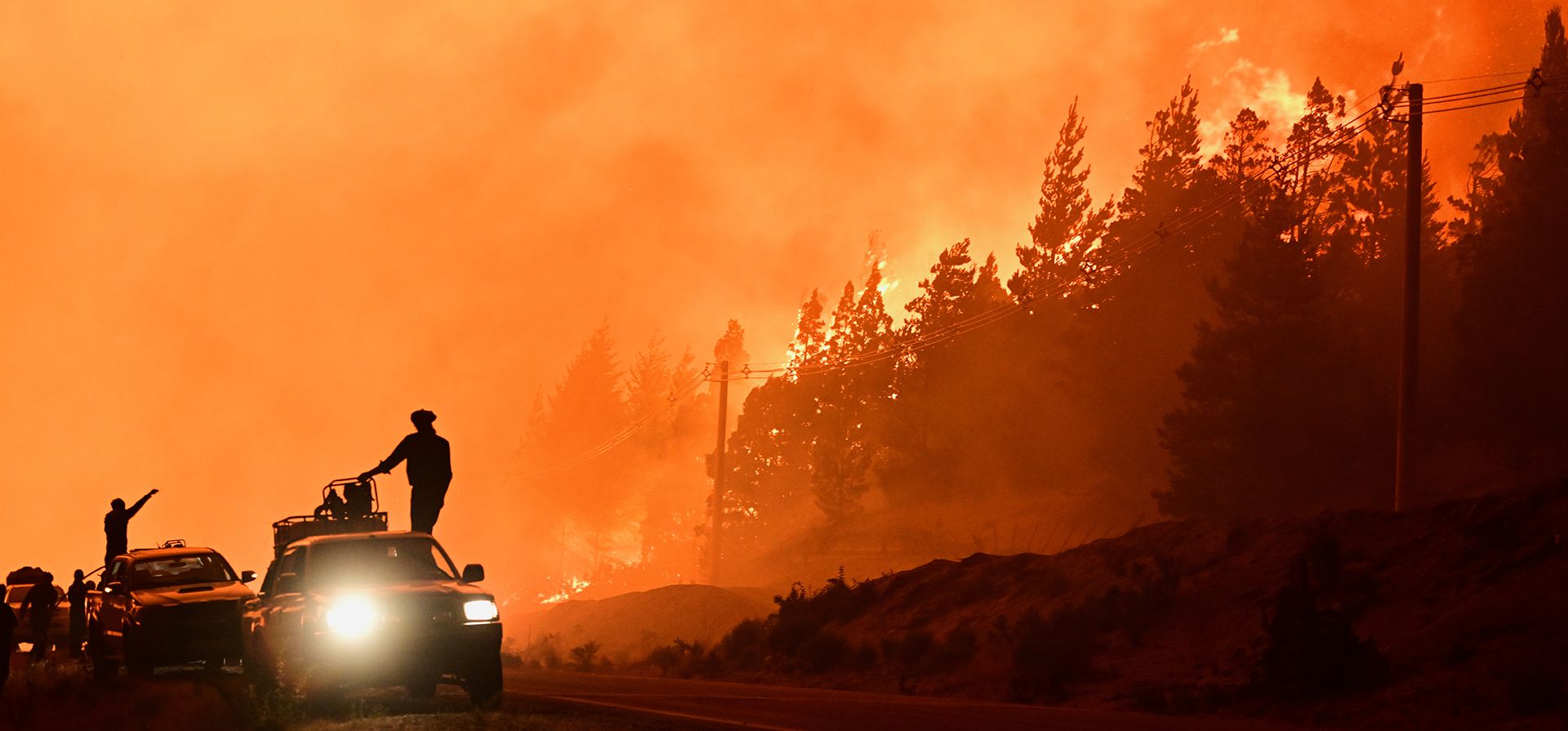 Bomberos suben a un camión mientras los incendios forestales arden en El Hoyo, Patagonia, Argentina, el jueves 8 de enero de 2026. (Foto AP/Maxi Jonas)