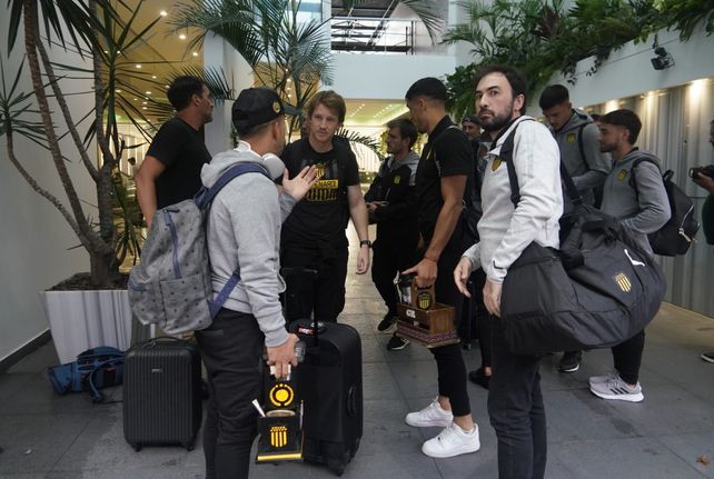 Por qué el micro de Peñarol llegó al hotel de Rosario con varios vidrios rotos