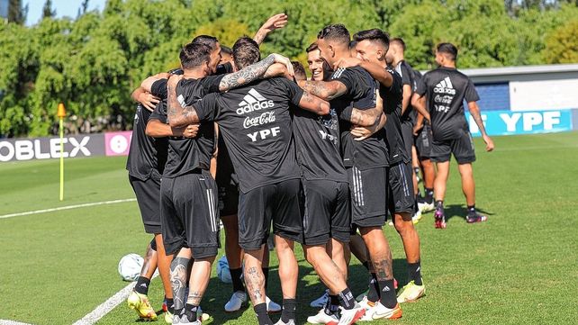 La Selección Argentina entrena esta tarde en Ezeiza y después viaja a San Juan para recibir a Brasil.