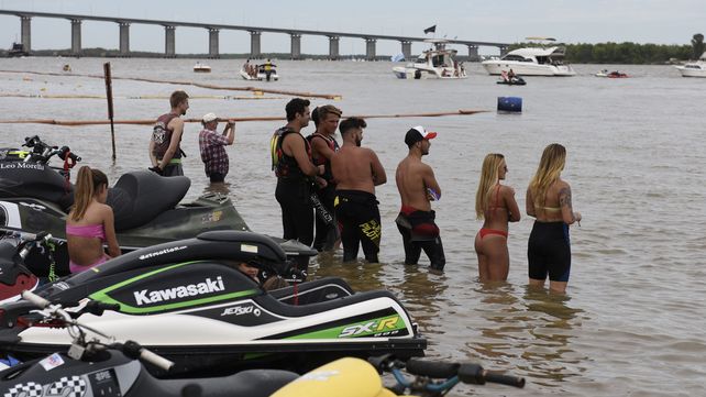 Los rosarinos buscaron la costa del rio para mitigar el calor