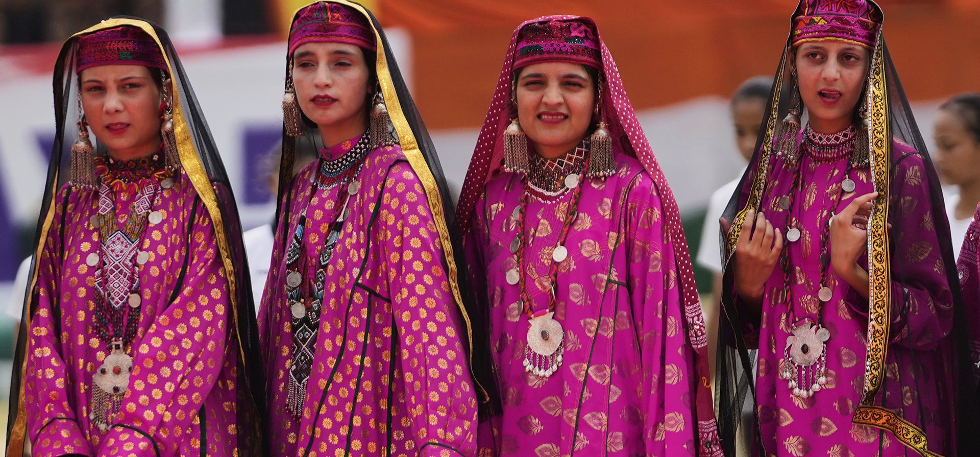 Estudiantes de una escuela tribal observan la escena tras su llegada para participar en un ensayo general del desfile del Día de la Independencia de la India en Srinagar, Cachemira controlada por la India, el miércoles 13 de agosto de 2025. (Foto AP/Mukhtar Khan) Estudiantes de una escuela tribal observan la escena tras su llegada para participar en un ensayo general del desfile del Día de la Independencia de la India en Srinagar, Cachemira controlada por la India, el miércoles 13 de agosto de 2025. (Foto AP/Mukhtar Khan)