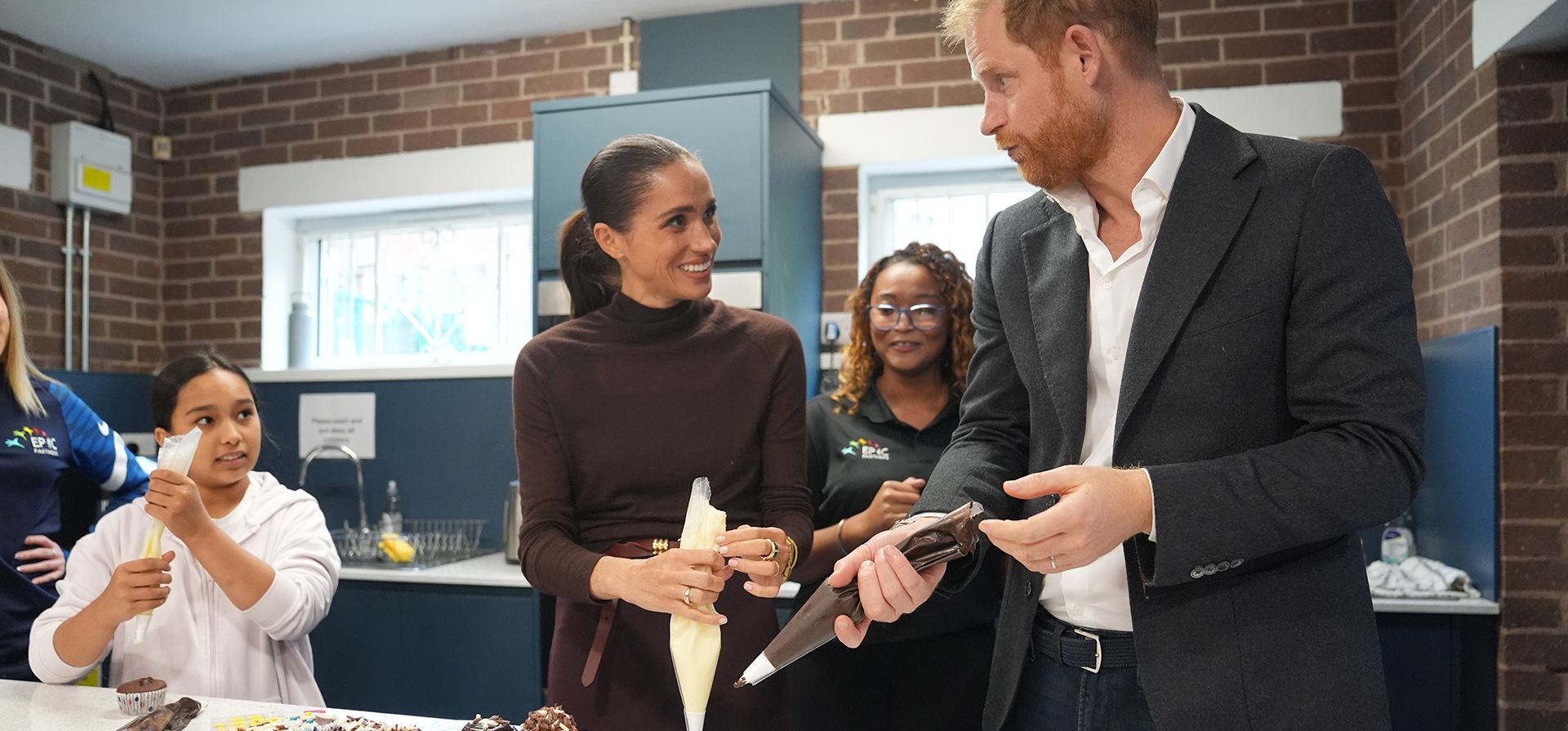 El príncipe Harry de Gran Bretaña y Meghan, duques de Sussex, visitan Epic Partners en Nottingham, Inglaterra, el jueves 15 de octubre de 2026. (Joe Giddens/Pool Photo vía AP)