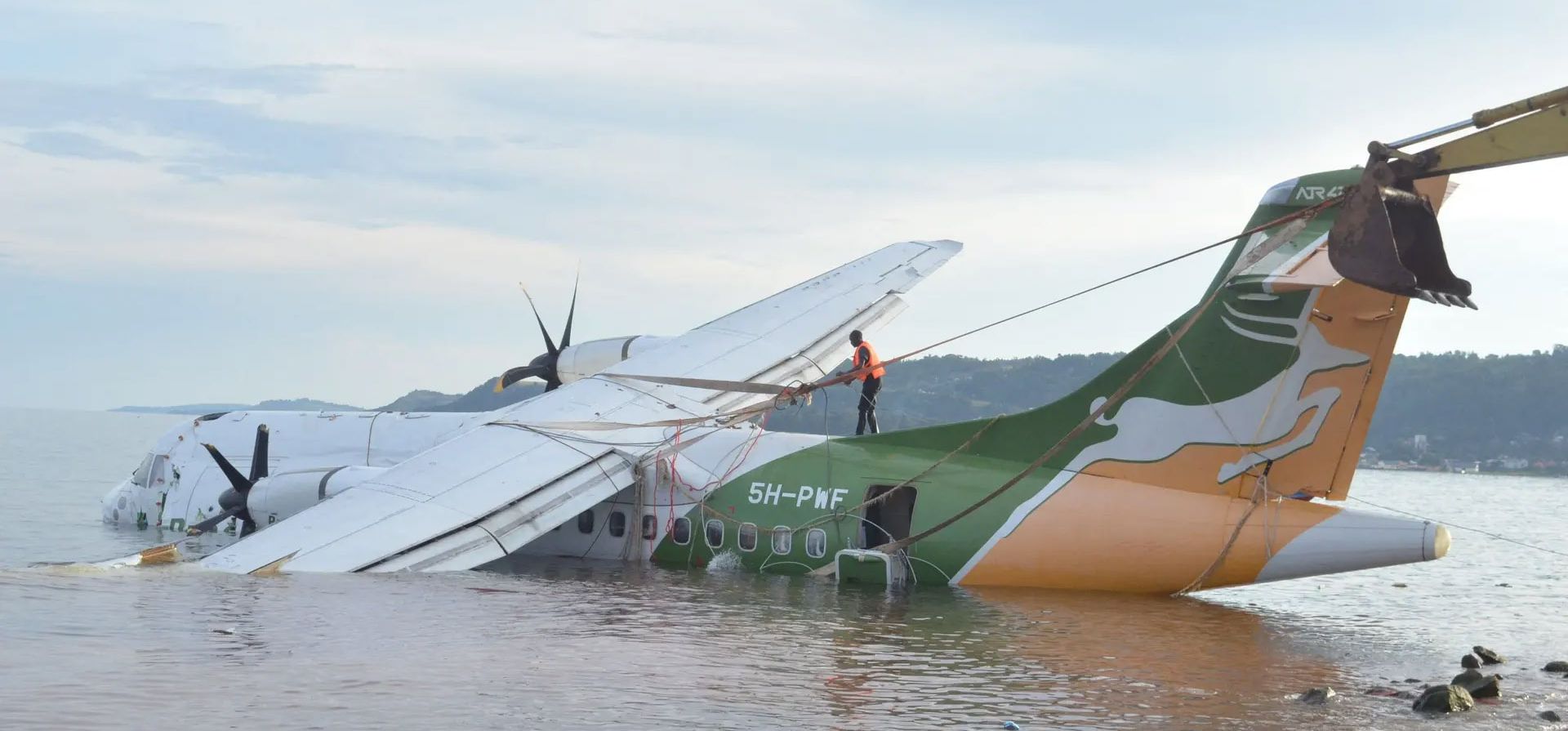 Bukoba, Tanzania. Un rescatista ata un cabrestante para sacar el vuelo de Precision Air que se estrelló y que transportaba a 43 personas y se hundió en el lago Victoria cuando intentaba aterrizar. Fotografía: Sitide Protase/AFP/Getty Images