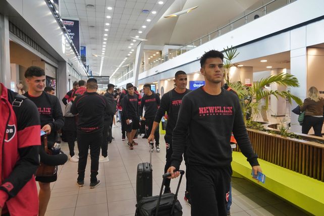 Newells salió en vuelo chárter y viaja rumbo a Santa Cruz de la Sierra