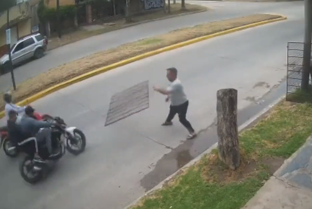 Video: un comerciante frenó el robo de una moto tirándole una reja a los delincuentes