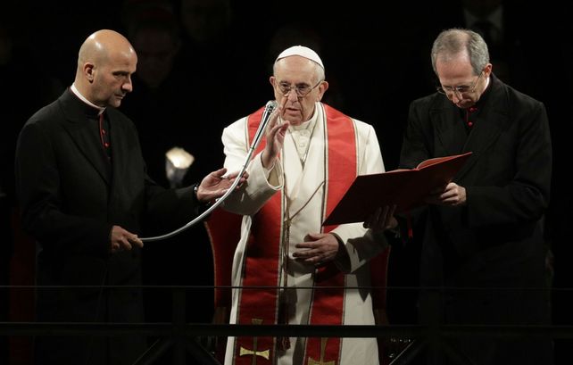El Pontífice bendice a la procesión de las antorchas que replicó las 14 escalas que cumplió Jesús antes de ser crucificado.