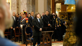 Milei en el tedeum que este lunes encabezó García Cuerva en la catedral porteña.