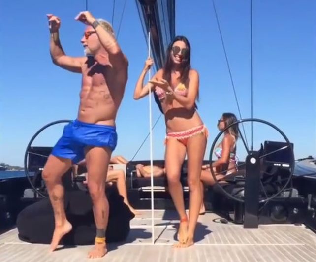 Es millonario, excéntrico y se volvió viral por sus increíbles bailes con hermosas mujeres