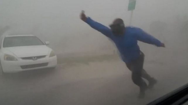 Quiso desafiar a Irma y casi se lo lleva el viento