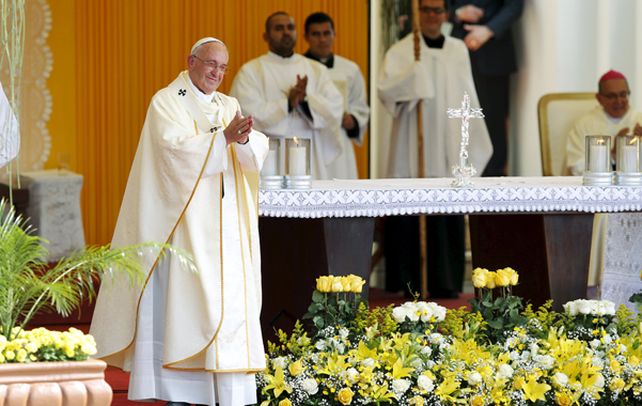 Aclamado. El pontífice sorprendió y emocionó a los más de 800 mil peregrinos que se congregaron en Caacupé.