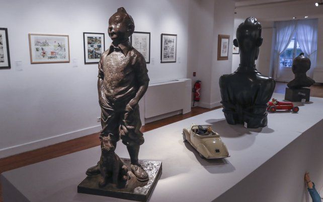 Una escultura de resina policromada de 1988 del personaje cómico Tintín y su perro nevado, se exhibe en la casa de subastas Artcurial en París. La obra de arte con un valor estimado entre US$ 486 millones a 1095, saldrá a la venta el jueves.
